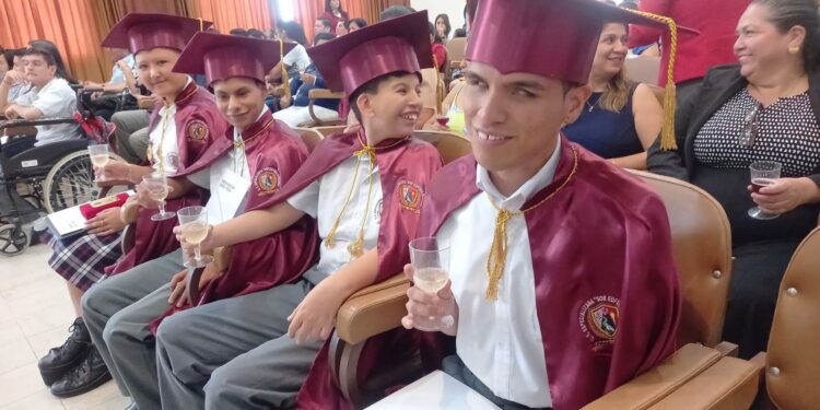 182 estudiantes con discapacidad se incorporan como nuevos bachilleres en la Zona 7