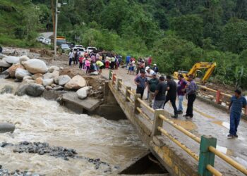 Prefecto de El Oro supervisa remediación de Puente del sector Playas de Daucay
