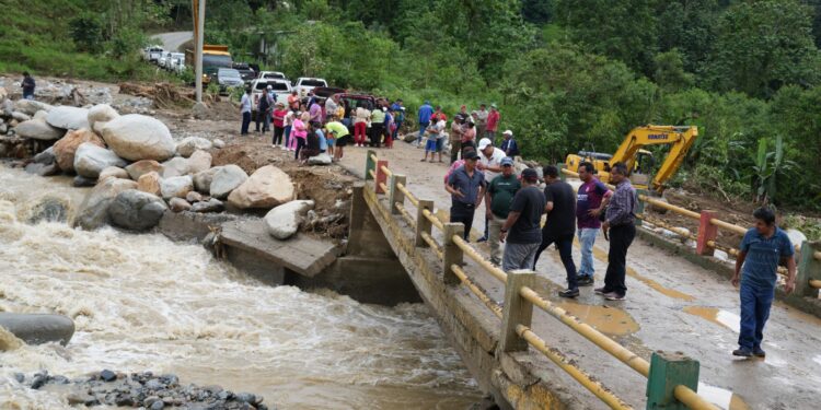 Prefecto de El Oro supervisa remediación de Puente del sector Playas de Daucay