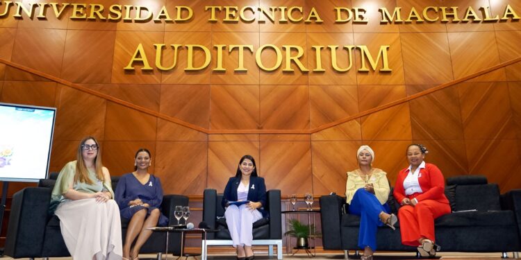 Mujeres líderes transforman la sociedad en foro de UTMACH