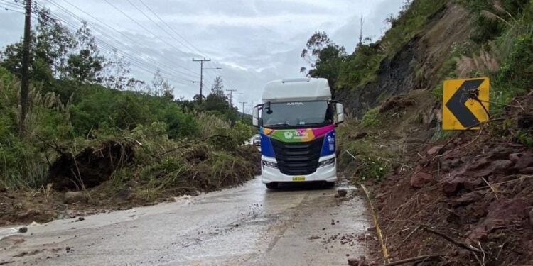 Se suspende la circulación de vehículos pesados por la vía Cuenca – Girón – Pasaje