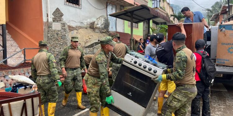 Evacúan a 17 familias por creciente del río Amarillo en Zaruma