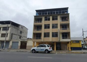 Hombre muere tras caer desde edificio de cinco pisos