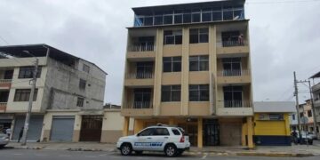 Hombre muere tras caer desde edificio de cinco pisos