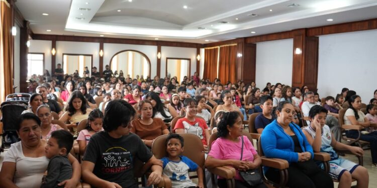 Piñas ratifica su compromiso con el desarrollo de las nuevas generaciones