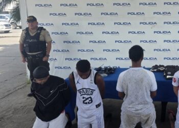 Dos adultos detenidos y un menor aislado con armas de fuego en un bar