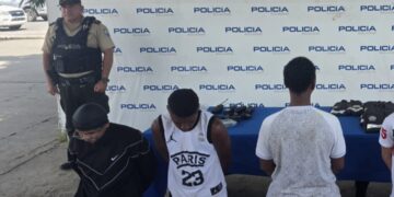 Dos adultos detenidos y un menor aislado con armas de fuego en un bar