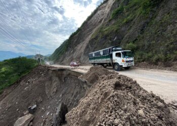 Circular por la Cuenca–Girón–Pasaje se vuelve cada vez más peligroso por daños en la vía