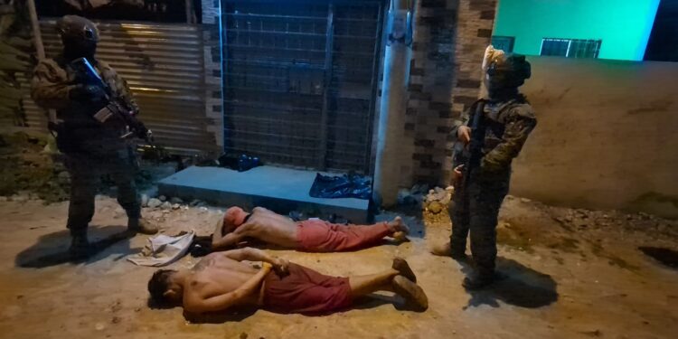 Militares ejecutan operativos en busca de objetivos de alto valor durante toque de queda