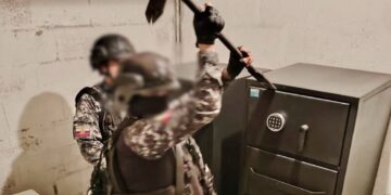 Hallan caja fuerte con gran cantidad de dinero en el subsuelo de un edificio del norte de Quito