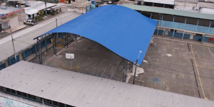 Nueva cubierta transforma la Escuela General Manuel Serrano
