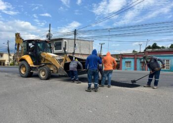 Alcaldía de El Guabo optimiza la movilidad urbana con trabajos de bacheo