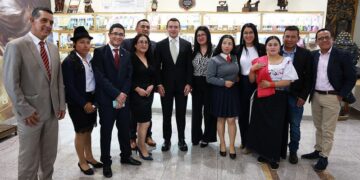 Jóvenes y adultos retoman sus estudios con el apoyo del presidente Noboa