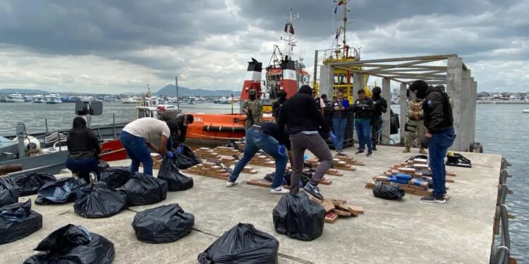 Más de media tonelada de droga es incautada en altamar frente a Manta