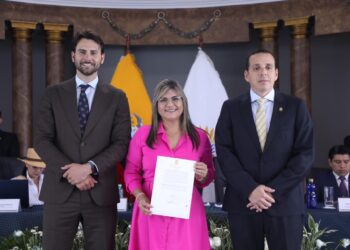 Asamblea Nacional premia trayectoria de Karina Benítez