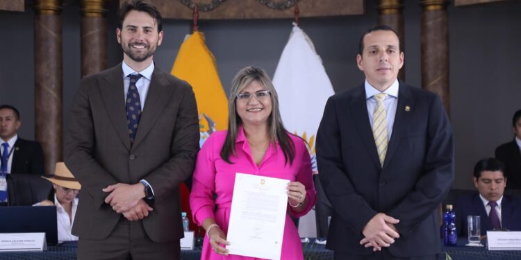 Asamblea Nacional premia trayectoria de Karina Benítez