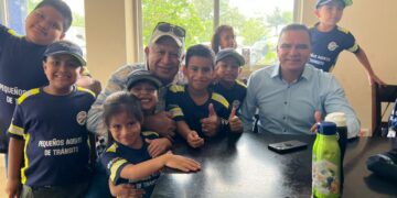 Alcalde Hitler Álvarez recibe cálido homenaje de los Pequeños Agentes de Tránsito
