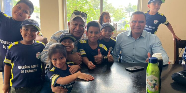 Alcalde Hitler Álvarez recibe cálido homenaje de los Pequeños Agentes de Tránsito