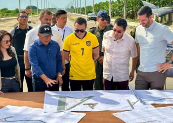 Presidente Daniel Noboa y prefecto Clemente Bravo inspeccionan la ampliación de la vía a Pajonal que supera el 75% de avance