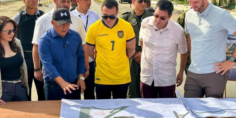 Presidente Daniel Noboa y prefecto Clemente Bravo inspeccionan la ampliación de la vía a Pajonal que supera el 75% de avance