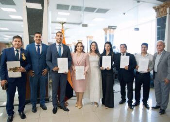 Asambleísta Katherine Pacheco condecora el esfuerzo de los ciudadanos orenses en Machala