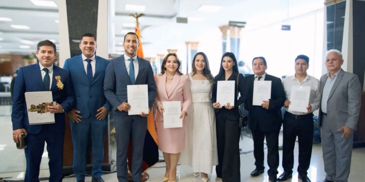 Asambleísta Katherine Pacheco condecora el esfuerzo de los ciudadanos orenses en Machala