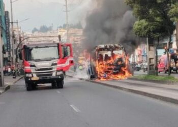 Bus en llamas tras choque con motocicleta y deja dos fallecidos