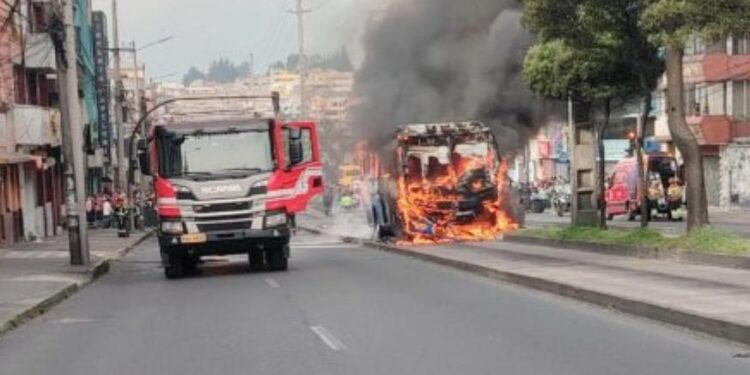 Bus en llamas tras choque con motocicleta y deja dos fallecidos