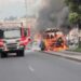 Bus en llamas tras choque con motocicleta y deja dos fallecidos