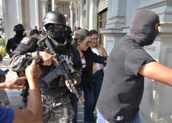 Enfrentamientos en exteriores del Municipio de Guayaquil tras allanamiento