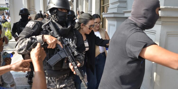 Enfrentamientos en exteriores del Municipio de Guayaquil tras allanamiento