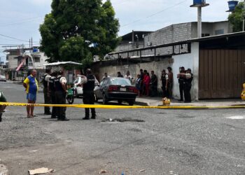 Joven caminaba cuando fue baleado por sicarios que escaparon en una moto