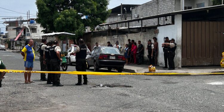 Joven caminaba cuando fue baleado por sicarios que escaparon en una moto