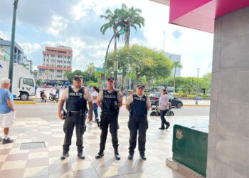 La Policía Nacional intensifica su presencia en los sectores comerciales de Machala.
