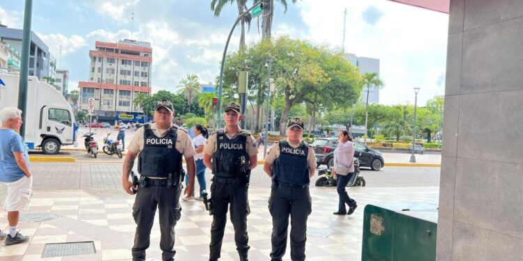 La Policía Nacional intensifica su presencia en los sectores comerciales de Machala.