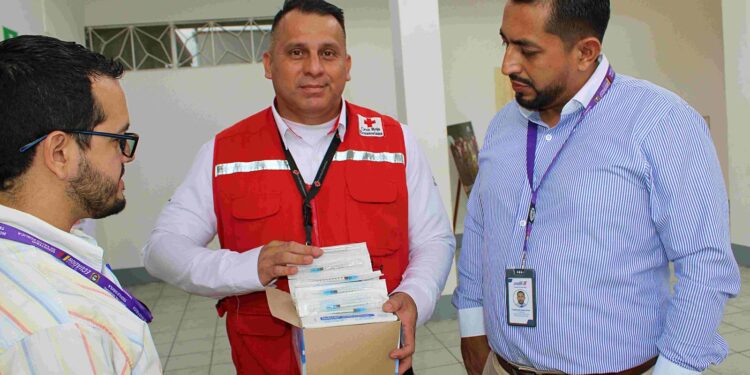 ​Cruz Roja de El Oro entrega importante donación de 320 mil jeringuillas al Hospital Teófilo Dávila
