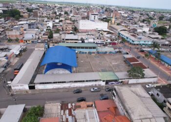 Alcalde Hitler Álvarez culmina construcción de cubierta en unidad educativa