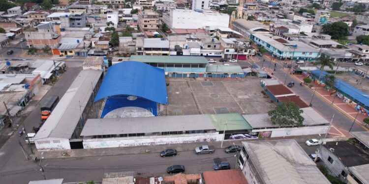 Alcalde Hitler Álvarez culmina construcción de cubierta en unidad educativa