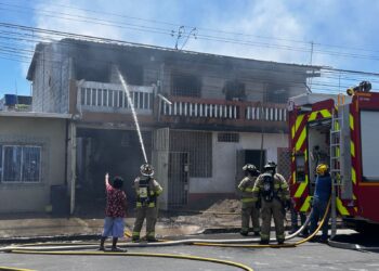 Adulta mayor es rescatada de incendio en vivienda tras explosión de cilindro de gas