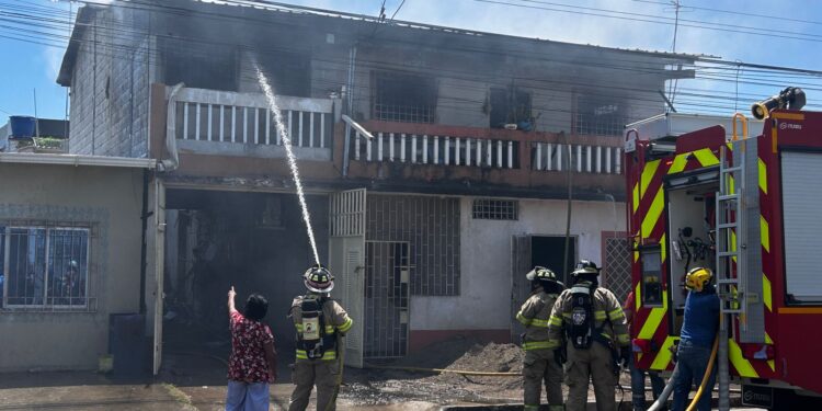 Adulta mayor es rescatada de incendio en vivienda tras explosión de cilindro de gas
