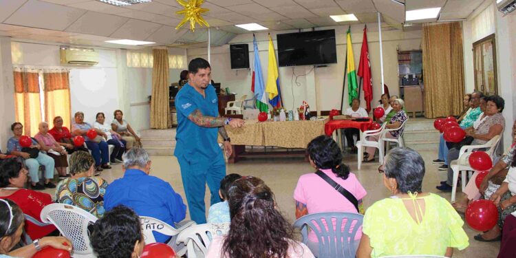 Hospital Teófilo Dávila impulsa jornada de salud y movilidad para adultos mayores