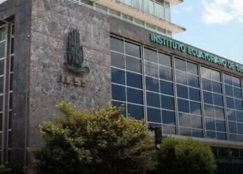 Escándalo por contrato publicitario del IESS: $2.5 millones en pauta bajo régimen especial