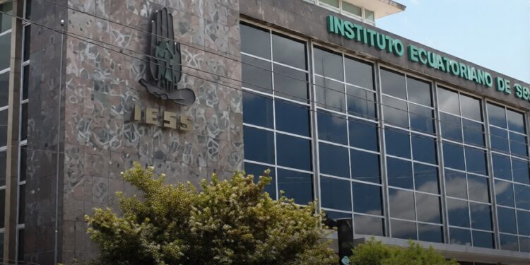 Escándalo por contrato publicitario del IESS: $2.5 millones en pauta bajo régimen especial