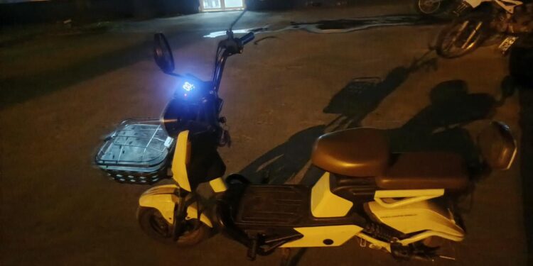 Joven es aprehendida con motocicleta eléctrica robada en el sector de la vía Limón