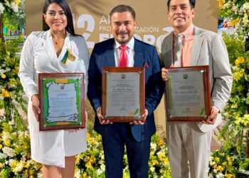 UTMACH recibe máximo reconocimiento y méritos académicos en los 142 años de El Oro