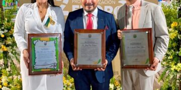 UTMACH recibe máximo reconocimiento y méritos académicos en los 142 años de El Oro