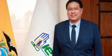 Jaime Bernabé Erazo asume oficialmente el Ministerio de Salud en medio de cuestionamientos