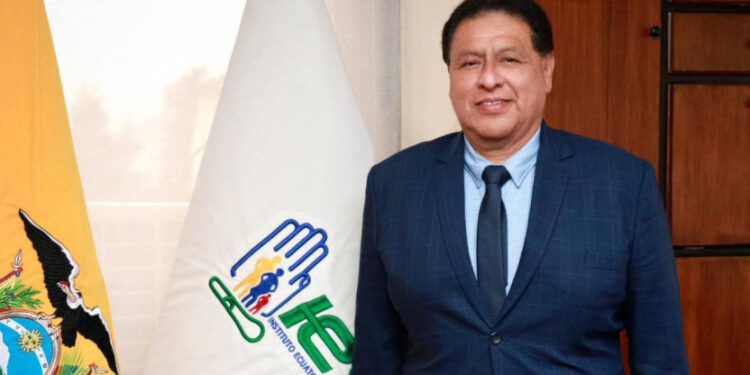 Jaime Bernabé Erazo asume oficialmente el Ministerio de Salud en medio de cuestionamientos