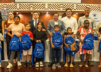 Alcalde Darío Macas entregó kits escolares para erradicar el trabajo infantil