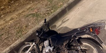 ​Policía retiene motocicleta abandonada en El Recreo tras fuga de sospechosos